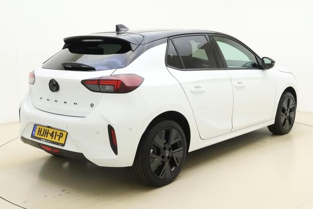 Opel e-Corsa Electric Long Range GS 51 kWh | Navigatie | Stoel & Stuurverwarming | Keyless | 17" Lichtmetalen velgen | Zwart dak | DAB Radio