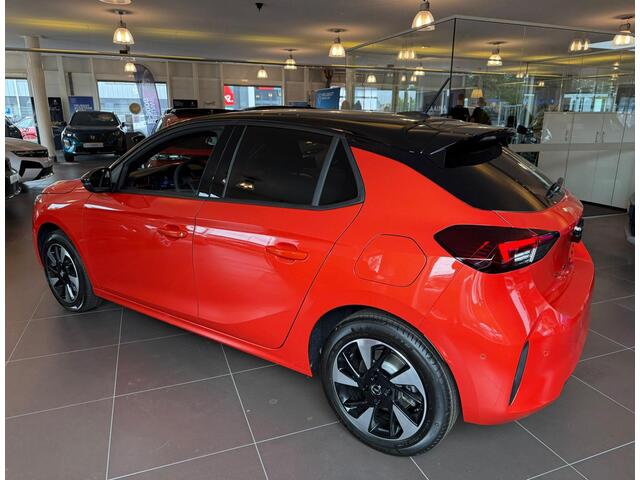 Opel e-Corsa Electric Long Range Yes 51 kWh | Uit voorraad leverbaar! | WLTP 424km Volledig Elektrische | Warmtepomp | Stoel & Stuurverwarming | Navigatie | Dodehoek Detectie | Parkeersensoren Voor & Achter | |