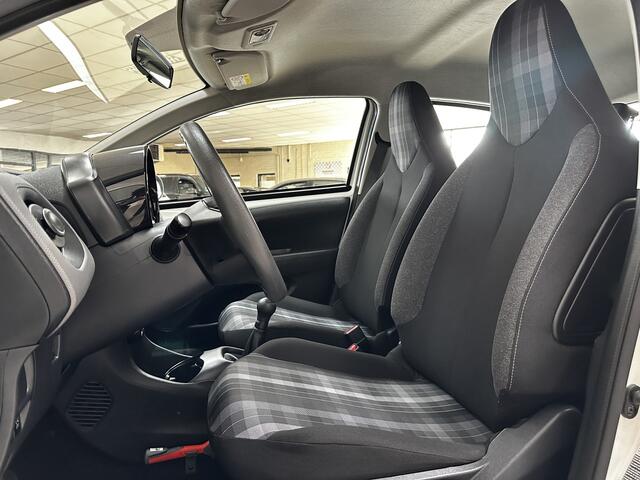 Peugeot 108 1.0 e-VTi Active/ 5-Drs/ Airco/ C.V. Afstand/ Elek. Ramen/ Isofix/ Bluetooth/ Multi. Stuur/ AUX & USB/ Mistl./ Getint glas/ LED Dagrijverl.