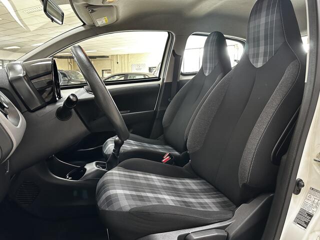 Peugeot 108 1.0 e-VTi Active/ 5-Drs/ Airco/ C.V. Afstand/ Elek. Ramen/ Isofix/ Bluetooth/ Multi. Stuur/ AUX & USB/ Mistl./ Getint glas/ LED Dagrijverl.