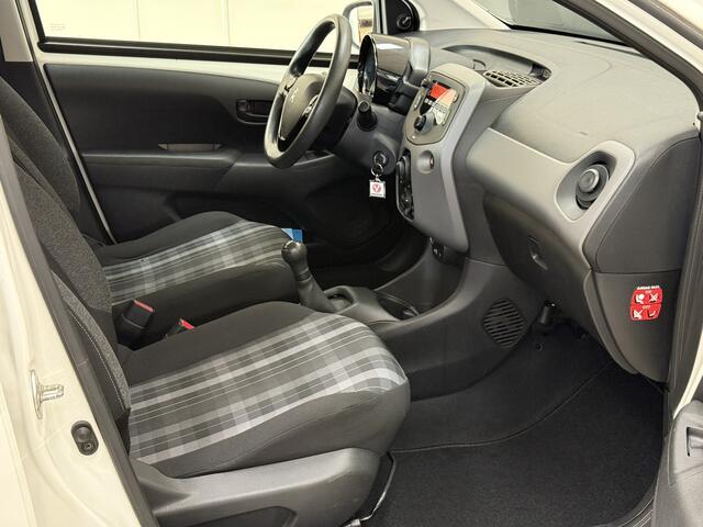 Peugeot 108 1.0 e-VTi Active /5-Drs! /LED Dagrijverl. /Airco /Elek. ramen voor /C.V. /Bluetooth /AUX & USB /Isofix /Mistlampen.