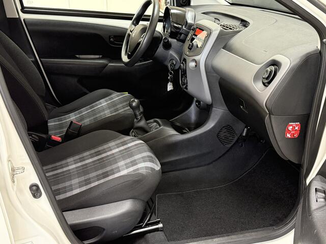 Peugeot 108 1.0 e-VTi Active /5-Drs! /LED Dagrijverl. /Airco /Elek. ramen voor /C.V. afstand /Bluetooth /AUX & USB /Isofix /Mistlampen.