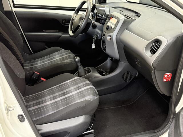 Peugeot 108 1.0 e-VTi Active /5-Drs! /LED Dagrijverl. /Airco /Elek. ramen voor /C.V. afstand /Bluetooth /AUX & USB /Isofix /Mistlampen.