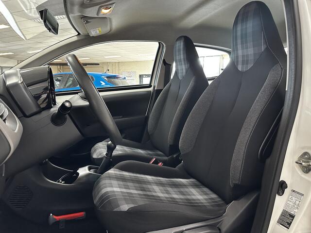 Peugeot 108 1.0 e-VTi Active/ 5-Drs/ Airco/ C.V. Afstand/ Elek. Ramen/ Isofix/ Bluetooth/ Multi. Stuur/ AUX & USB/ Mistl./ Getint glas/ LED Dagrijverl.