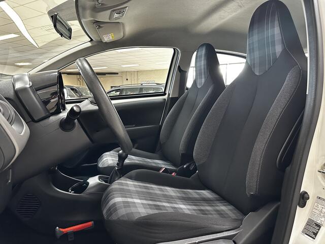 Peugeot 108 1.0 e-VTi Active /5-Drs! /LED Dagrijverl. /Airco /Elek. ramen voor /C.V. afstand /Bluetooth /AUX & USB /Isofix /Mistlampen.