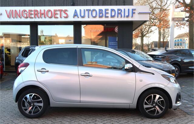 Peugeot 108 1.0 e-VTi Allure 73 Pk. 5-Deurs Climate Control * Begrenzer * L.M. Velgen * Telefoonkoppeling * USB * Mistlampen * Donkere ruiten Achterportieren * Vingerhoets; Vierde Generatie Eersteklas Service ! Al meer dan 100 jaar een begrip in de Brabantse Kempen.