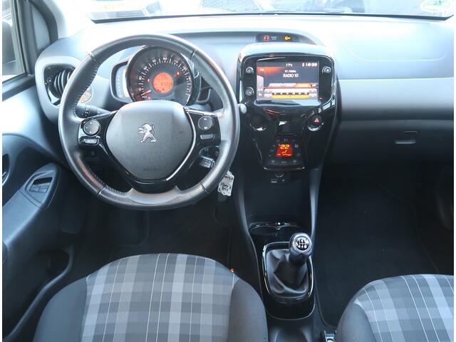 Peugeot 108 1.0 e-VTi Allure 73 Pk. 5-Deurs Climate Control * Begrenzer * L.M. Velgen * Telefoonkoppeling * USB * Mistlampen * Donkere ruiten Achterportieren * Vingerhoets; Vierde Generatie Eersteklas Service ! Al meer dan 100 jaar een begrip in de Brabantse Kempen.