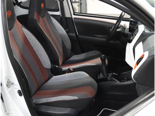 Peugeot 108 1.2 82PK TOP! Roland Garros | Vouwdak/Cabrio | Climate Control | Camera | Bluetooth | LED | Start/Stop Systeem | Buitenspiegels elektrisch verstel -en verwarmbaar | 15"LMV | Navigatie | Isofix | Privacy Glass |