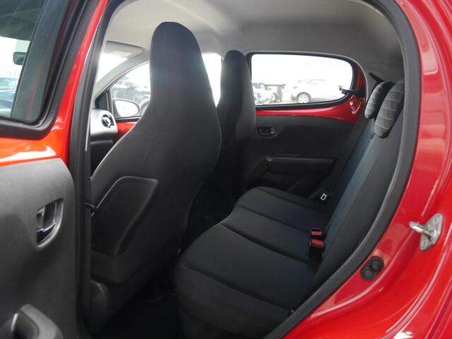 Peugeot 108 1.0 e-VTi Allure | Apple carplay | Achteruitrijcamera | Dab | Mistlampen | Zwart dak | Extra getint glas | Climate control | 5 deurs | Stuurwielbediening