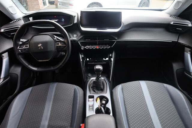 Peugeot 2008 1.2 PureTech Allure Pack CAMERA 3D/i-COCKPIT CARPLAY CRUISE DAB NAVI 2xPDC DEALER-ONDERHOUDEN HALFLEER CLIMA 17"LMV