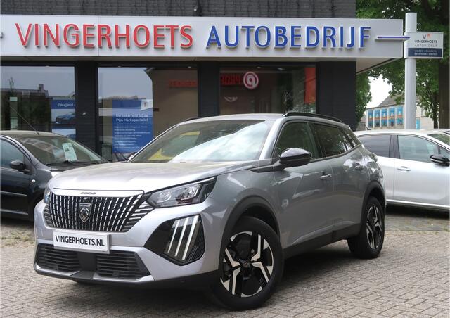 Peugeot 2008 100 Pk Benzine * Nieuw Model * Hele Luxe Allure * * Draadloos Apple Car Play Navigatie & Spotify Koppeling * Voor en Achter Parkeercamera's * Zwarte Hemelbekleding * Stoelverwarming * 1/2 Leder Interieuer * L.M. Velgen * Dodehoekbewakings sy Vingerhoets; 