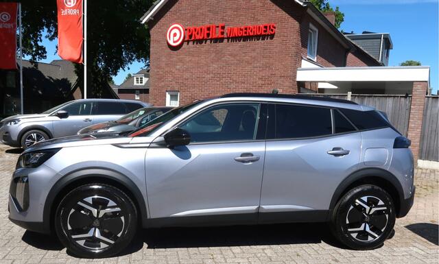 Peugeot 2008 100 Pk Benzine * Nieuw Model * Hele Luxe Allure * * Draadloos Apple Car Play Navigatie & Spotify Koppeling * Voor en Achter Parkeercamera's * Zwarte Hemelbekleding * Stoelverwarming * 1/2 Leder Interieuer * L.M. Velgen * Dodehoekbewakings sy Vingerhoets; 