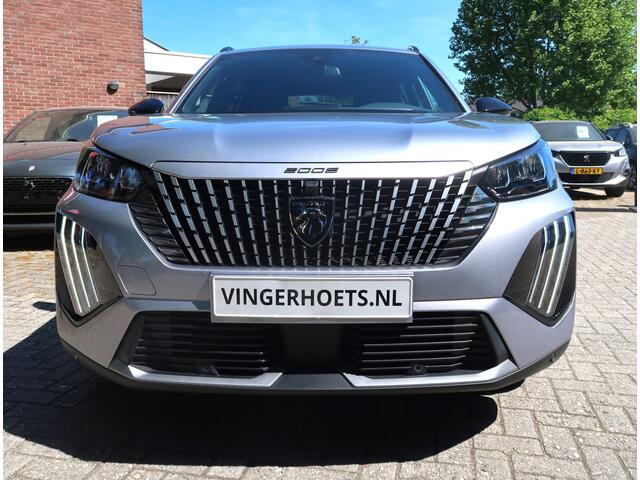 Peugeot 2008 100 Pk Benzine * Nieuw Model * Hele Luxe Allure * * Draadloos Apple Car Play Navigatie & Spotify Koppeling * Voor en Achter Parkeercamera's * Zwarte Hemelbekleding * Stoelverwarming * 1/2 Leder Interieuer * L.M. Velgen * Dodehoekbewakings sy Vingerhoets; 