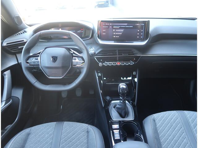 Peugeot 2008 100 Pk Benzine * Nieuw Model * Hele Luxe Allure * * Draadloos Apple Car Play Navigatie & Spotify Koppeling * Voor en Achter Parkeercamera's * Zwarte Hemelbekleding * Stoelverwarming * 1/2 Leder Interieuer * L.M. Velgen * Dodehoekbewakings sy Vingerhoets; 