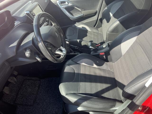 Peugeot 2008 1.2 PureTech Blue Lease Executive Panoramadak Cruise control Achteruitrijcamera Navigatie Apple Carplay/Android Auto
