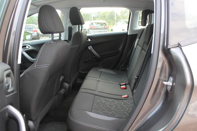 Peugeot 2008 1.2 PureTech Active / Trekhaak / Navigatie / Bluetooth / Radio / Cruise Control