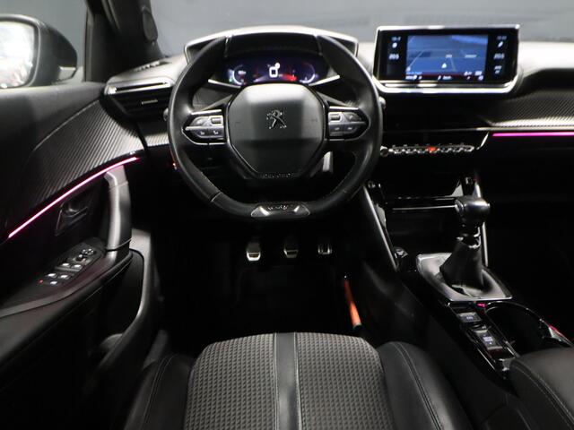 Peugeot 2008 1.2 PureTech GT [APPLE CARPLAY, DIGITAL DASH, SFEERVERLICHTING, TREKHAAK AFNEEMBAAR, CAMERA, CLIMATE CONTROL, HALF LEDER, DODEHOEK DETECTOR, NAVIGATIE, NIEUWSTAAT]