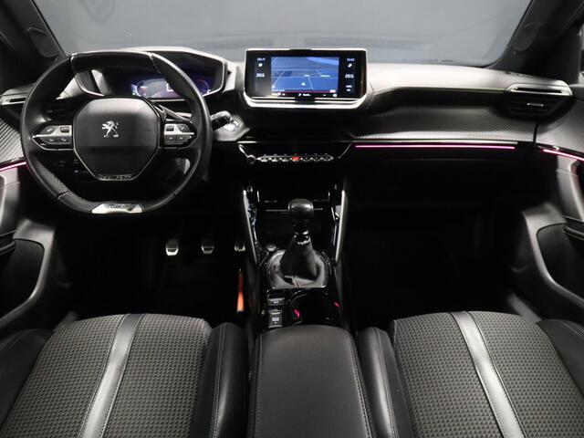 Peugeot 2008 1.2 PureTech GT [APPLE CARPLAY, DIGITAL DASH, SFEERVERLICHTING, TREKHAAK AFNEEMBAAR, CAMERA, CLIMATE CONTROL, HALF LEDER, DODEHOEK DETECTOR, NAVIGATIE, NIEUWSTAAT]