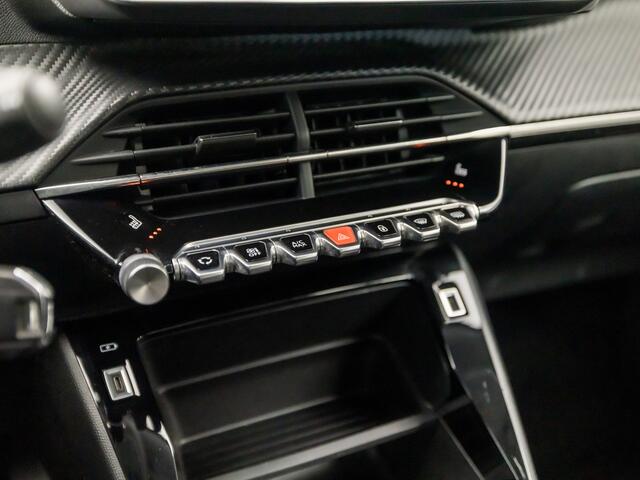 Peugeot 2008 1.2 PureTech Sport (APPLE CARPLAY, GROOT NAVI, 360 CAMERA, STOELVERWARMING, LANE ASSIST, SPORTSTOELEN, LED KOPLAMPEN, CRUISE, NIEUWE APK, NIEUWSTAAT)