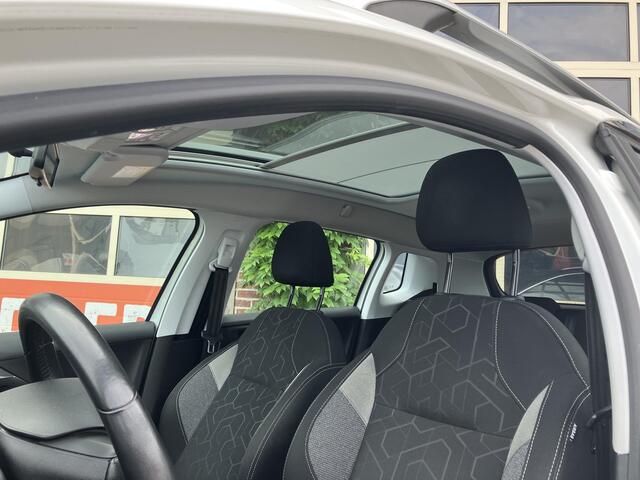 Peugeot 2008 1.2 PureTech Blue Lion | Trekhaak | Panoramadak | Navi | CarPlay | 02-2025 motorrevisie gehad! |