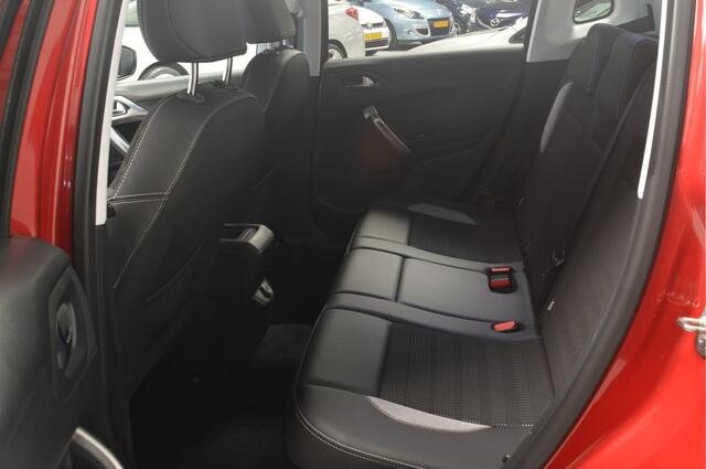 Peugeot 2008 1.2 PureTech Allure // AUTOMAAT // 104.000 km // CLIMA // CRUISE // TREKHAAK // DEALER ONDERHOUDEN //