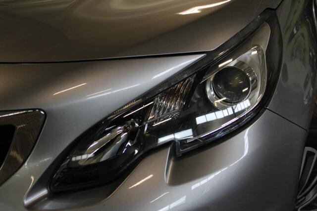 Peugeot 2008 1.2 PureTech Active | Incl. 12 maanden Garantie | Navigatie | Cruise controle | Climate controle | Trekhaak | Parkeersensoren achter | Apple CarPlay/Android Auto | Buitenspiegels elektrisch inklapbaar |