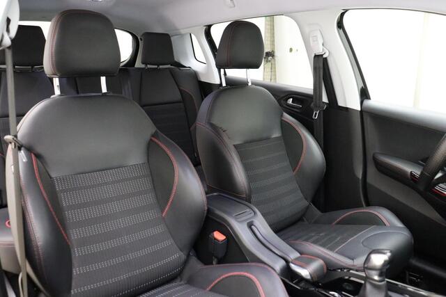 Peugeot 2008 1.2 PureTech GT-line 110 PK | Handgeschakeld | Parkeersensor | Climate Control | Navigatie | Cruise Control | Licht metalen velgen | Nette auto | Dealer onderhouden