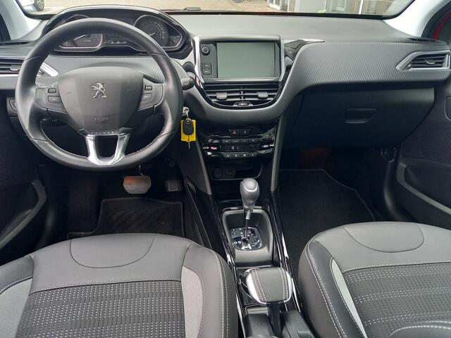 Peugeot 2008 1.2 PureTech Allure Automaat | Trekhaak | Panorama dak | Stoelverwarming |
