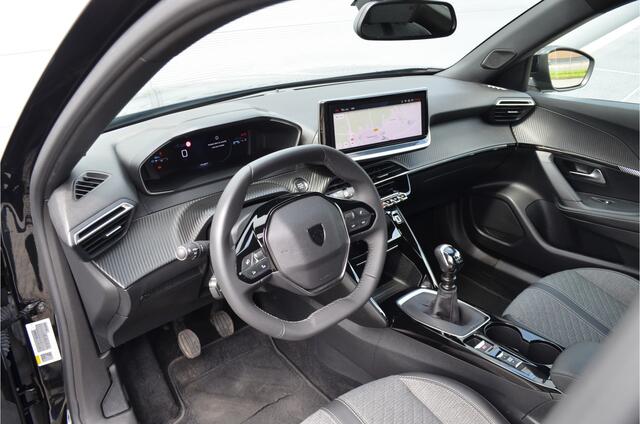 Peugeot 2008 1.2 PURETECH 100 ALLURE | HOGE ZIT | TREKHAAK | DODEHOEK ASSISTENT | ADAPTIEF CRUISE | 360 CAMERA | ALL IN RIJKLAARPRIJS
