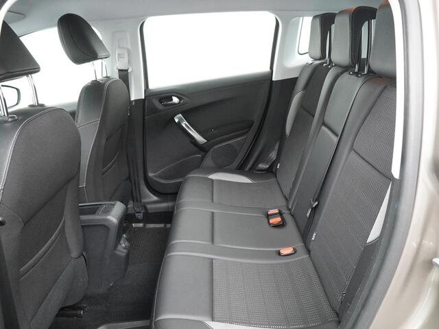 Peugeot 2008 1.2 PureTech Blue Lease Executive - Navigatie - Trekhaak - Climate Control