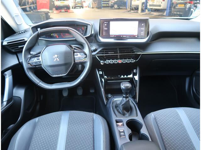 Peugeot 2008 100 Pk Benzine Mooie Luxe Uitvoering * Navigatie * Climate & Cruise Control * Keyless Start Button * Achteruitrij Camera * Vingerhoets; Vierde Generatie Eersteklas Service !