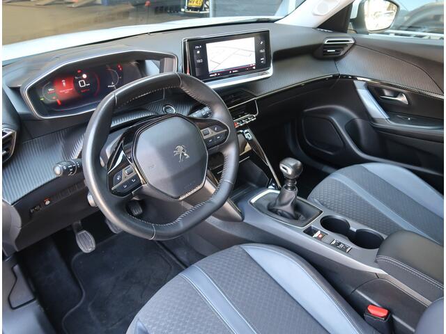 Peugeot 2008 100 Pk Benzine Mooie Luxe Uitvoering * Navigatie * Climate & Cruise Control * Keyless Start Button * Achteruitrij Camera * Vingerhoets; Vierde Generatie Eersteklas Service !