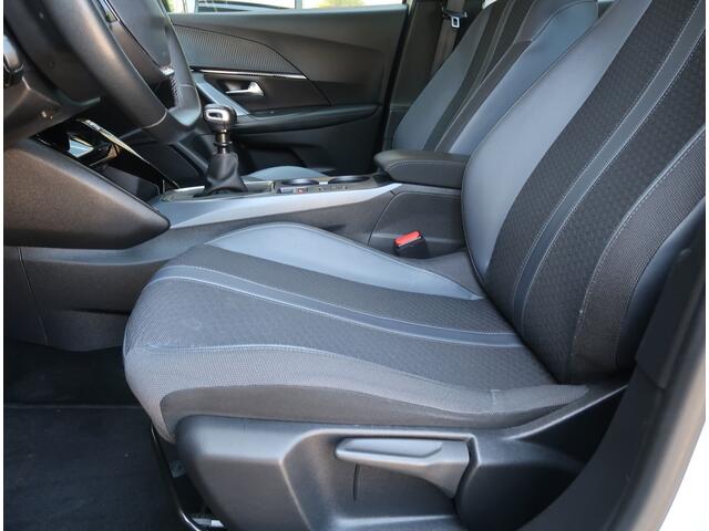 Peugeot 2008 100 Pk Benzine Mooie Luxe Uitvoering * Navigatie * Climate & Cruise Control * Keyless Start Button * Achteruitrij Camera * Vingerhoets; Vierde Generatie Eersteklas Service !