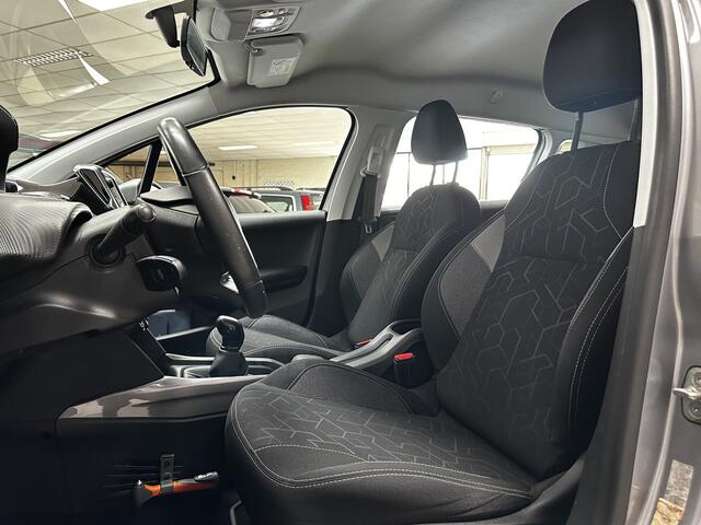 Peugeot 2008 1.2 PureTech Blue Lion/ D-Riem verv: 109.000 KM!/ Apple + Android/ DAB+/ Navi/ Airco/ Cruise/ Elek. pakket/ Isofix/ Bluetooth/ Multi. LEDER. Stuur/ Mistl./ PDC/ LED Dagrijverl./ Dakrails.