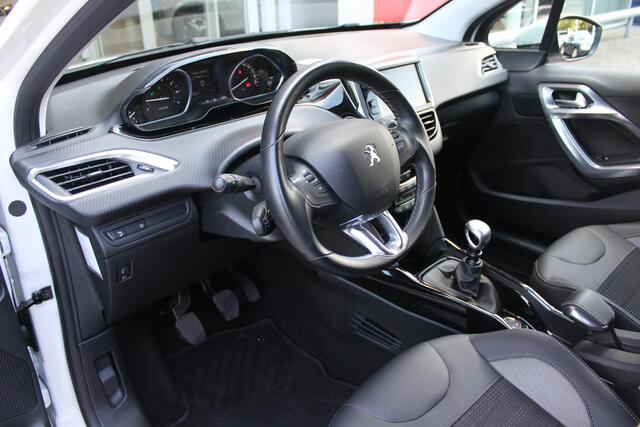 Peugeot 2008 1.2 130PK ALLURE | AFNEEMBARE TREKHAAK | APPLE CARPLAY/ANDROID AUTO | ALL SEASON BANDEN | GRIPP CONTROL | CRUISE CONTROL | CLIMATE CONTROL | LICHTMETALEN VELGEN |