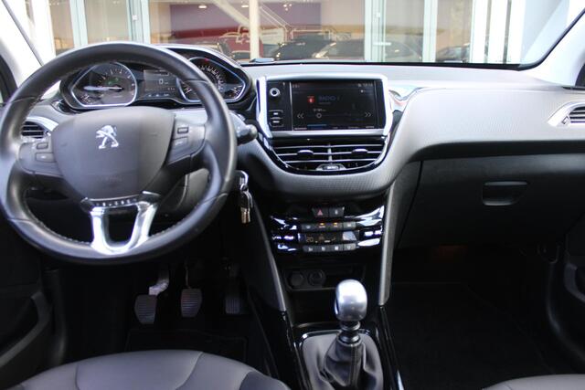 Peugeot 2008 1.2 130PK ALLURE | AFNEEMBARE TREKHAAK | APPLE CARPLAY/ANDROID AUTO | ALL SEASON BANDEN | GRIPP CONTROL | CRUISE CONTROL | CLIMATE CONTROL | LICHTMETALEN VELGEN |