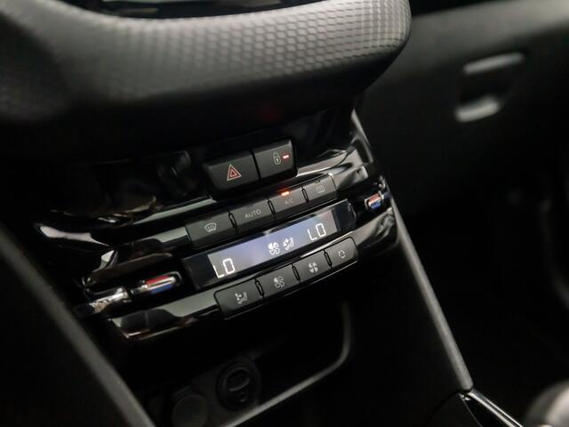Peugeot 2008 1.2 PureTech Sport (PANORAMADAK, APPLE CARPLAY, NAVIGATIE, LEDER, CLIMATE, SPORTSTOELEN, LM VELGEN, PARKEERSENSOREN, NIEUWE APK, NIEUWSTAAT)