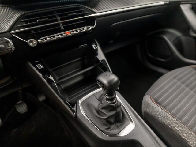 Peugeot 2008 1.2 PureTech Sport (APPLE CARPLAY, GROOT NAVI, 360 CAMERA, TREKHAAK, SPORTSTOELEN, LM VELGEN, PARKEERSENSOREN, CRUISE, NIEUWE APK, NIEUWSTAAT)