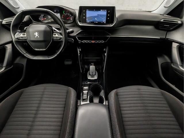 Peugeot 2008 1.2 PureTech Sport Automaat (APPLE CARPLAY, GROOT NAVI, LM VELGEN, SPORTSTOELEN, LED KOPLAMPEN, PARKEERSENSOREN, LANE ASSIST, NIEUWSTAAT)