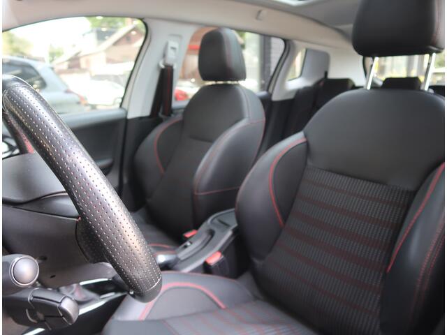 Peugeot 2008 130 Pk. Benzine * GT-line * Super Compleet * Navigatie * 1/2 Leder * L.M. Velgen * Panoramadak * DAB Radio * Apple Car Play / Android Auto Spotify & Google Maps * Climate & Cruise Control * Vingerhoets; Vierde Generatie Eersteklas Service !