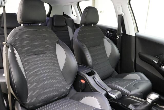 Peugeot 2008 1.2 PureTech Allure | Navigatie | Camera | Lichtmetalen velgen | Trekhaak | Climate Control | Cruise Control