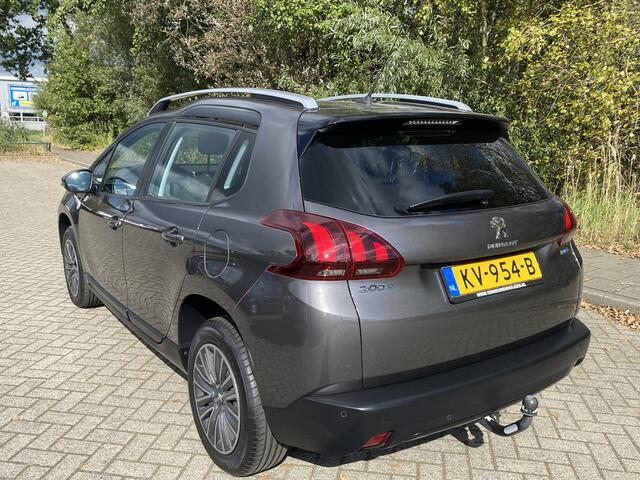 Peugeot 2008 1.2 PureTech Blue Lion | Navigatie | Parkeersensoren | Panorama dak |