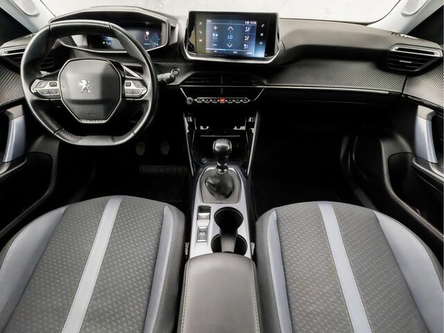 Peugeot 2008 1.2 PureTech Sport (VIRTUAL COCKPIT, APPLE CARPLAY, 360 CAMERA, GETINT GLAS, LEDER, SPORTSTOELEN, CRUISE, LANE ASSIST, NIEUWSTAAT)