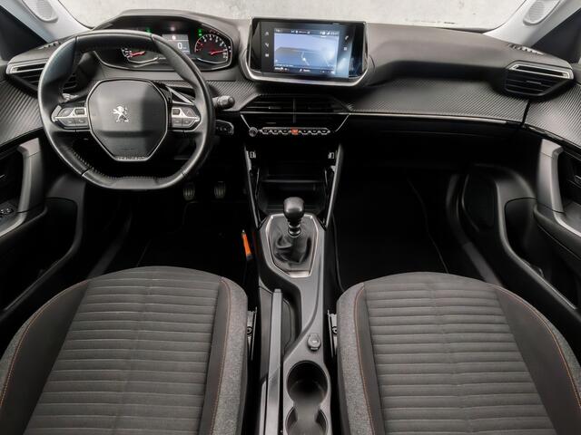 Peugeot 2008 1.2 PureTech Sport (APPLE CARPLAY, GROOT NAVI, GETINT GLAS, TREKHAAK, PARKEERSENSOREN, SPORTSTOELEN, CRUISE, LM VELGEN, LED KOPLAMPEN, DAB+, NIEUWSTAAT)