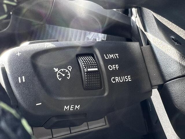 Peugeot 2008 1.2 Hybrid 145 GT / Nieuw, veel voordeel / tot 8 jaar Garantie / Elektr. schuifdak en bestuurdersstoel / Stoelverwarming / Camera 360° / Adapt. CC / Navi / Apple Carplay Android / 17" LM wielen / ook in zwart leverbaar /