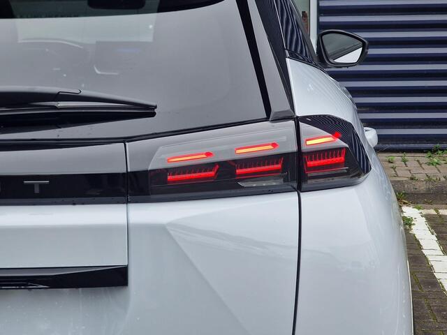 Peugeot 2008 1.2 Hybrid 145 GT | Stoelmassage/-verwarming | Adaptive Cruise Control | Draadloze telefoonlader | Alcantara bekleding | Navigatie | Climate Control | Apple Carplay/Android Auto | Parkeercamera/-sensoren |