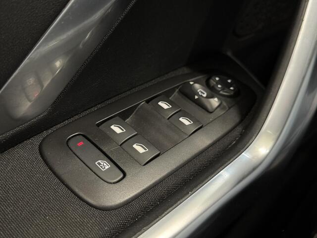 Peugeot 2008 1.2 PureTech Allure | Automaat | Camera | Navi | Trekhaak | Stoelverwarming | Clima | ( Vesteging - Nieuwegein )