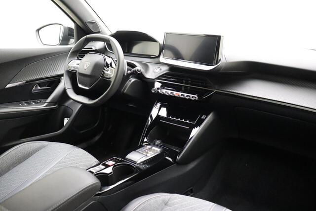 Peugeot 2008 1.2 Hybrid 136 Allure | Camera voor & achter | Dodehoek detectie | Keyless Entry | Navigatie | Privacy Glass | Noir Perla Nera