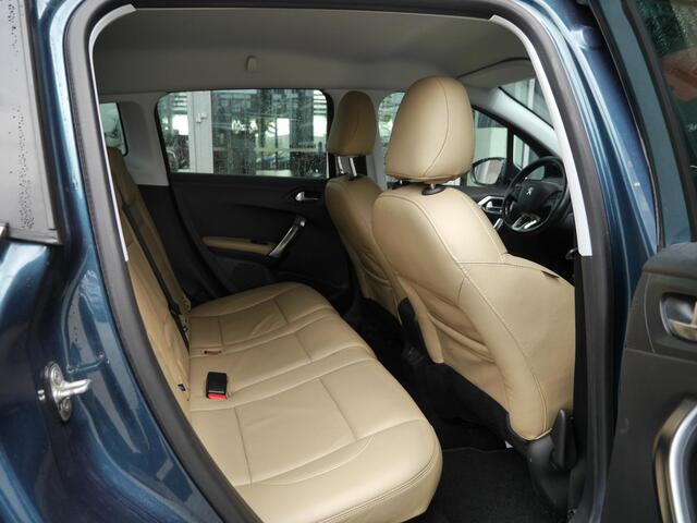 Peugeot 2008 1.2 PureTech Allure | Lederen bekleding | Navigatie | Climate control | Lichtmetalen velgen | Extra getint glas | Cruise control | Regensensor