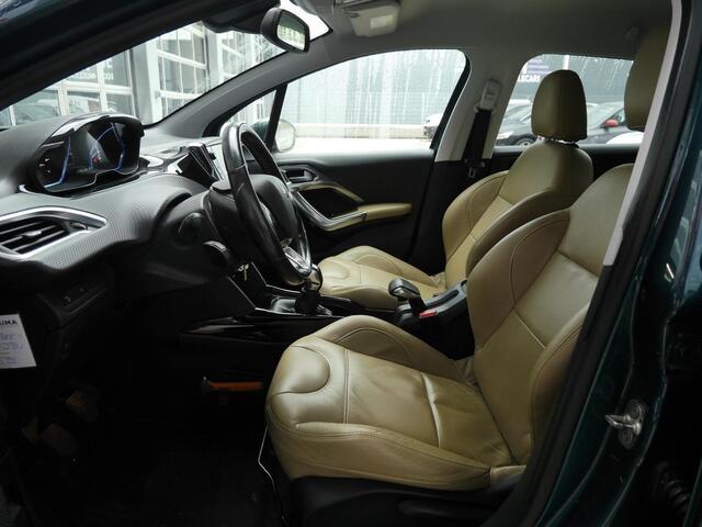 Peugeot 2008 1.2 PureTech Allure | Lederen bekleding | Navigatie | Climate control | Lichtmetalen velgen | Extra getint glas | Cruise control | Regensensor